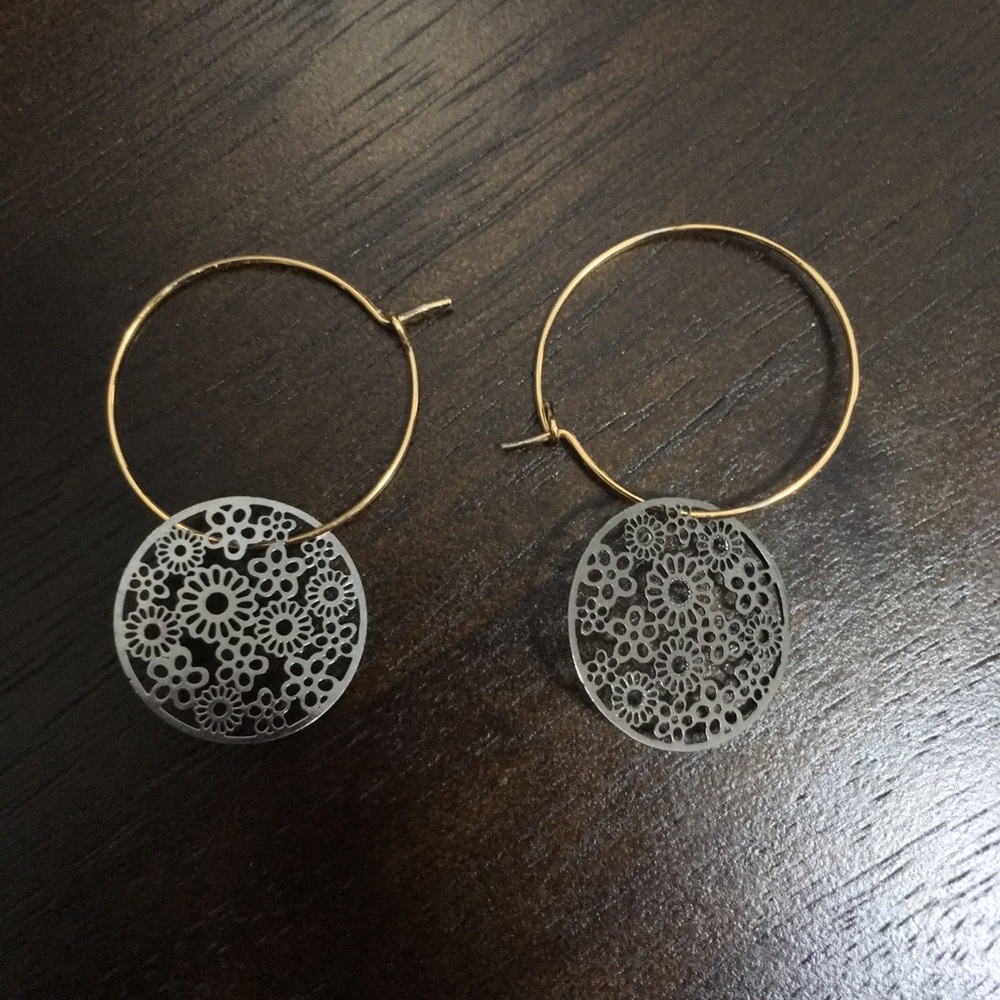 Exquisite flower pattern earrings